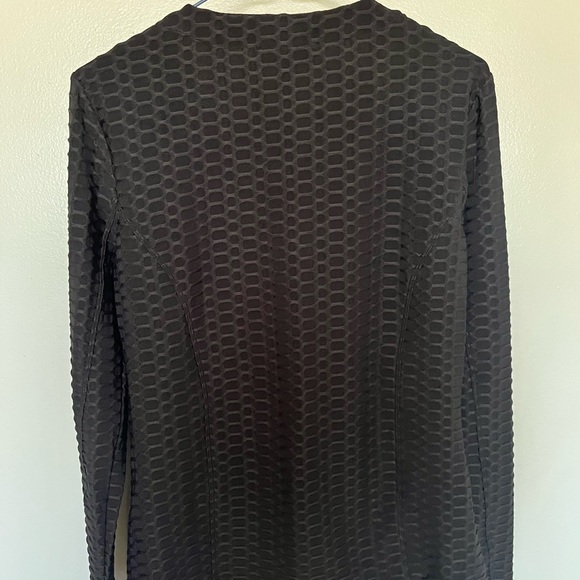 Beautiful long-sleeved Melanie Lyne top. Eye-catching details and texture. - Picture 6 of 8